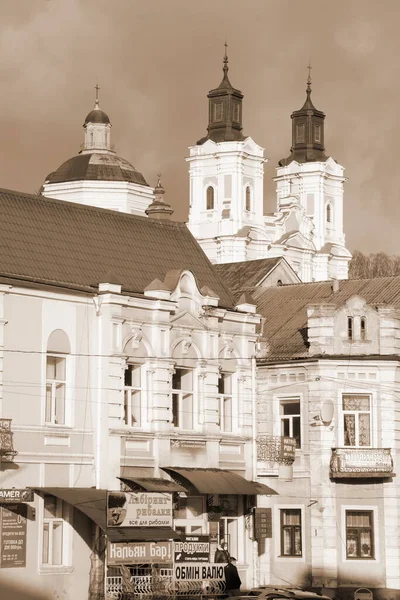 Eski şehrin tarihi kısmı. Eski kasaba, merkez cadde. Dönüşüm Katedrali.