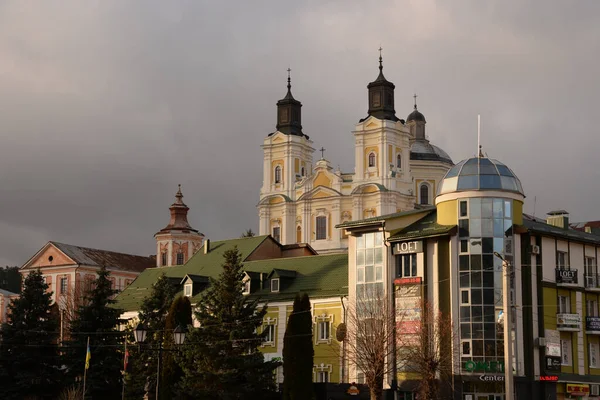 Eski şehrin tarihi kısmı. Eski kasaba, merkez cadde. Dönüşüm Katedrali.