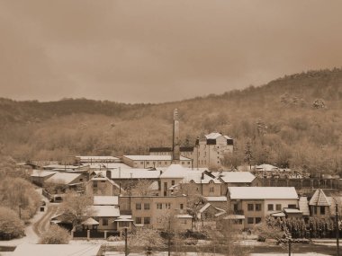  Pencereden şehre manzara. Kış, manzara, manzara, taşra, şehir..         