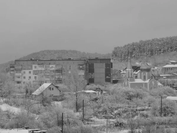 Pencereden şehre olan manzara.          