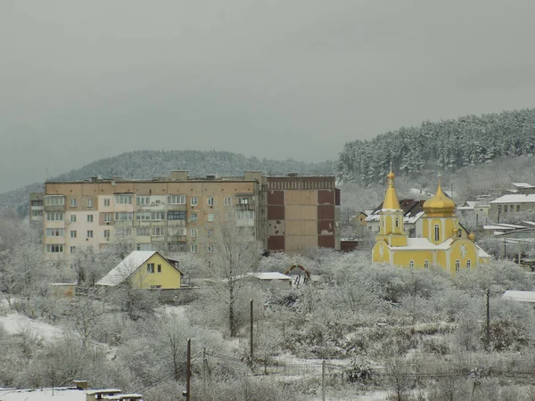 Pencereden şehre olan manzara.          