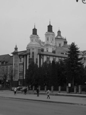 Eski şehrin tarihi kısmı. Eski kasaba, merkez cadde. Dönüşüm Katedrali.          