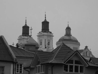 Eski şehrin tarihi kısmı. Eski kasaba, merkez cadde. Dönüşüm Katedrali.          