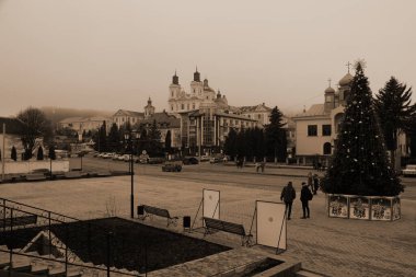 Eski kasabada Noel ağacı. Noel ağacı, eski kasaba. Noel ağacı.