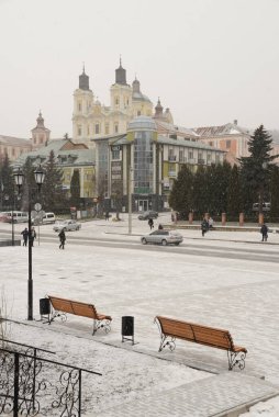 Eski şehrin tarihi kısmı. Eski kasaba, merkez cadde. Dönüşüm Katedrali.