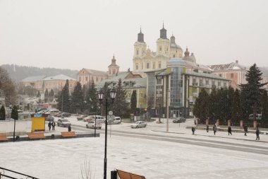 Eski şehrin tarihi kısmı. Eski kasaba, merkez cadde. Dönüşüm Katedrali.