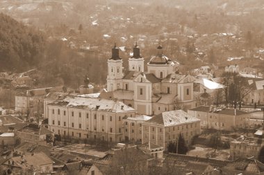 Eski şehrin tarihi kısmı. Eski kasaba, merkez cadde. Dönüşüm Katedrali.