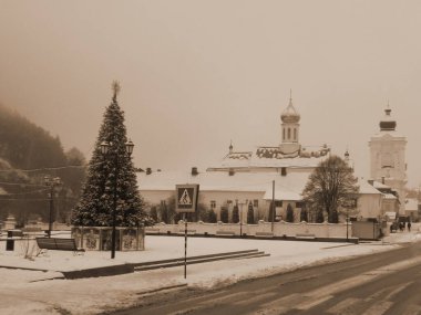 St. Nicholas Katedrali. Fransisken Manastırı. Noel ağacı.