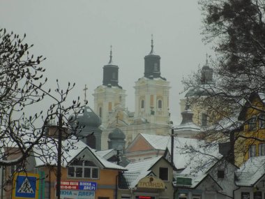 Eski şehrin tarihi kısmı. Eski kasaba, merkez cadde. Dönüşüm Katedrali.