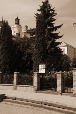 Eski şehrin tarihi kısmı. Eski kasaba, merkez cadde. Dönüşüm Katedrali.