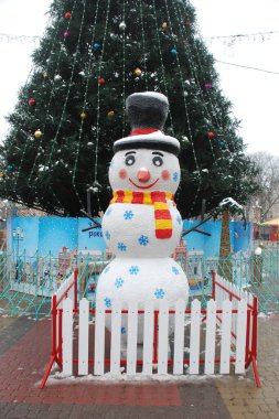 Noel ağacının yanındaki kardan adam. Kardan adam da bir kardan adam.