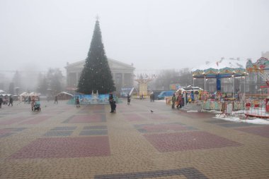 Eski kasaba meydanındaki Noel ağacı. Noel ağacı, eski meydan, şehir, yapay, dallar, çelenkler, genel manzara, yeşil, mücevherler, iğneler, yeni yıl, oyuncaklar, ağaç, gövde.