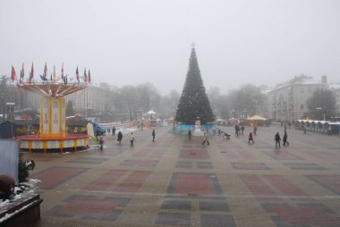 Eski kasaba meydanındaki Noel ağacı. Noel ağacı, eski meydan, şehir, yapay, dallar, çelenkler, genel manzara, yeşil, mücevherler, iğneler, yeni yıl, oyuncaklar, ağaç, gövde.