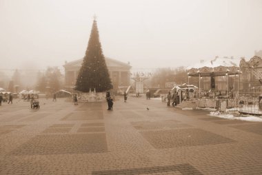 Eski kasaba meydanındaki Noel ağacı. Noel ağacı, eski meydan, şehir, yapay, dallar, çelenkler, genel manzara, yeşil, mücevherler, iğneler, yeni yıl, oyuncaklar, ağaç, gövde.