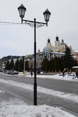 Eski şehrin tarihi kısmı. Eski kasaba, merkez cadde. Dönüşüm Katedrali.