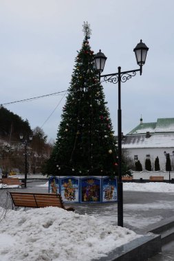 Eski kasabanın meydanındaki Noel Ağacı