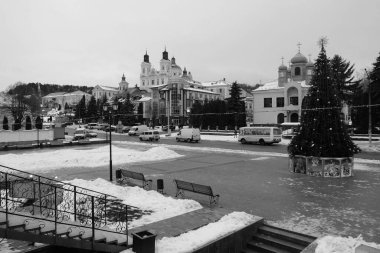 Eski şehrin tarihi kısmı. Eski kasaba, merkez cadde. Noel ağacı.