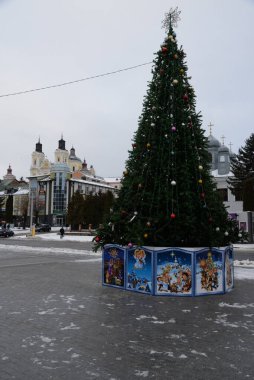  Şekil değiştirme katedrali ve bir Noel ağacı.