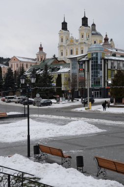 Eski şehrin tarihi kısmı. Eski kasaba, merkez cadde. Dönüşüm Katedrali.