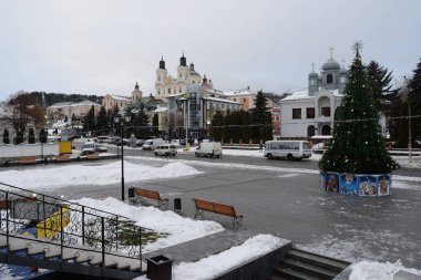 Eski şehrin tarihi kısmı. Eski kasaba, merkez cadde. Noel ağacı.