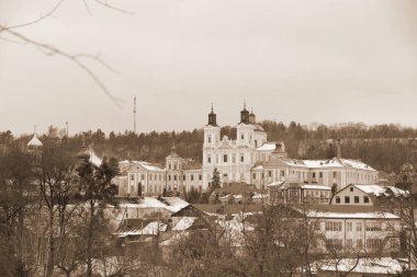 Eski şehrin tarihi kısmı. Eski kasaba, merkez cadde. Dönüşüm Katedrali.