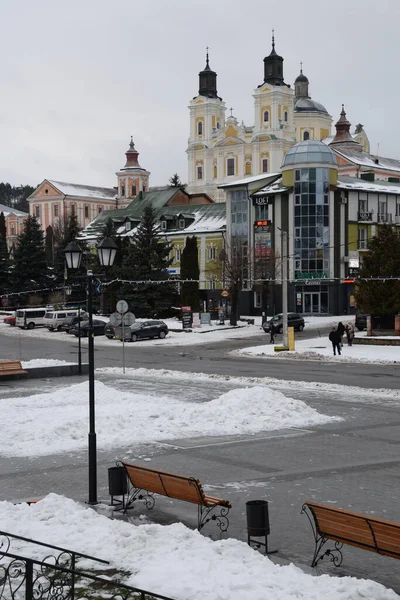 Eski şehrin tarihi kısmı. Eski kasaba, merkez cadde. Dönüşüm Katedrali.