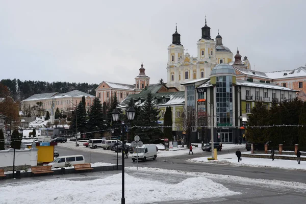 Eski şehrin tarihi kısmı. Eski kasaba, merkez cadde. Dönüşüm Katedrali.