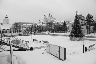 Eski şehrin tarihi kısmı. Eski kasaba, merkez cadde. Dönüşüm Katedrali.