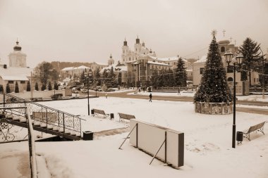 Eski şehrin tarihi kısmı. Eski kasaba, merkez cadde. Dönüşüm Katedrali.
