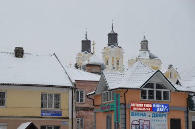 Eski şehrin tarihi kısmı. Eski kasaba, merkez cadde. Dönüşüm Katedrali.