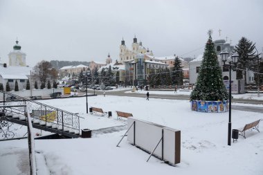 Eski şehrin tarihi kısmı. Eski kasaba, merkez cadde. Dönüşüm Katedrali.