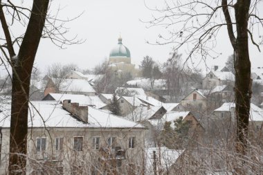 Pencereden şehre olan manzara. Ukrayna köyündeki ahşap ev.