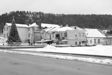 Eski kasabada Noel ağacı. Noel ağacı, eski kasaba.