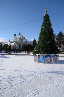 Eski şehrin tarihi kısmı. Eski kasaba, merkez cadde. Dönüşüm Katedrali.