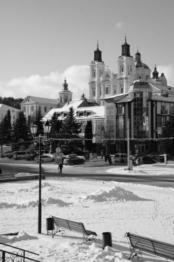 Eski şehrin tarihi kısmı. Eski kasaba, merkez cadde. Dönüşüm Katedrali.