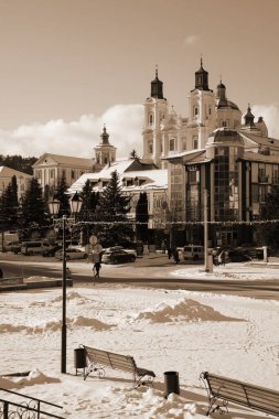 Eski şehrin tarihi kısmı. Eski kasaba, merkez cadde. Dönüşüm Katedrali.