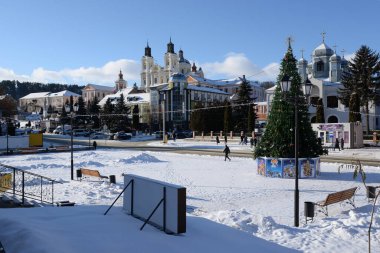 Eski şehrin tarihi kısmı. Eski kasaba, merkez cadde. Dönüşüm Katedrali.