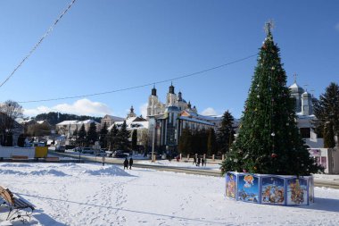 Eski şehrin tarihi kısmı. Eski kasaba, merkez cadde. Dönüşüm Katedrali.