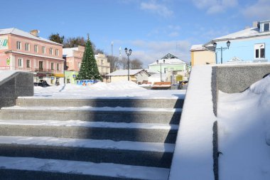 Eski kasabada Noel ağacı. Noel ağacı, eski kasaba. Noel ağacı.