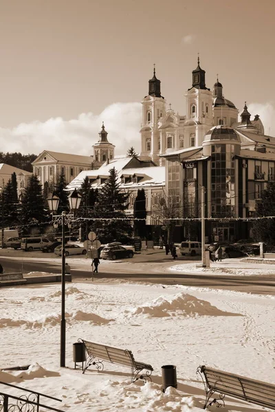 Eski şehrin tarihi kısmı. Eski kasaba, merkez cadde. Dönüşüm Katedrali.