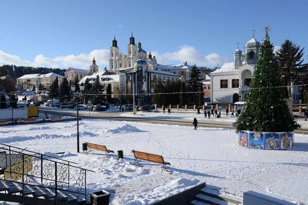 Eski şehrin tarihi kısmı. Eski kasaba, merkez cadde. Dönüşüm Katedrali.