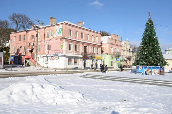 Eski kasabanın küçük bir caddesi. Eski şehrin tarihi kısmı. Noel ağacı.