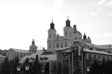 Eski şehrin tarihi kısmı. Eski kasaba, merkez cadde. Dönüşüm Katedrali.