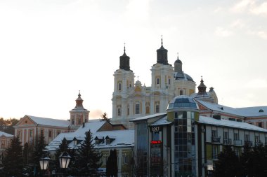 Eski şehrin tarihi kısmı. Eski kasaba, merkez cadde. Dönüşüm Katedrali.