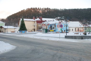 Eski kasabada Noel ağacı. Noel ağacı, eski kasaba.