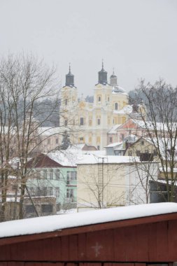 Eski şehrin tarihi kısmı. Eski kasaba, merkez cadde. Dönüşüm Katedrali.