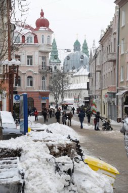 Eski kasabada Noel ağacı. Noel ağacı, eski kasaba. 