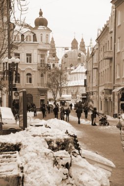 Eski kasabada Noel ağacı. Noel ağacı, eski kasaba. 