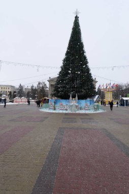 Eski kasaba meydanındaki Noel ağacı. Noel ağacı, eski meydan, şehir, yapay, dallar, çelenkler, genel manzara, yeşil, mücevherler, iğneler, yeni yıl, oyuncaklar, ağaç, gövde.