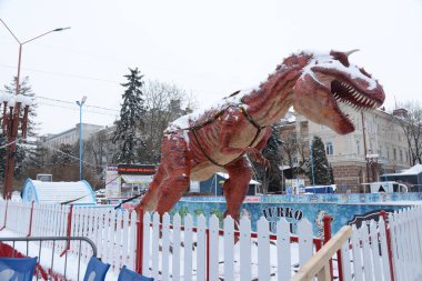 Dinozor heykeli. Şehir meydanında dinozor.